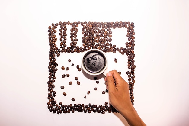 instagram-logo met koffiebonen en een kopje koffie