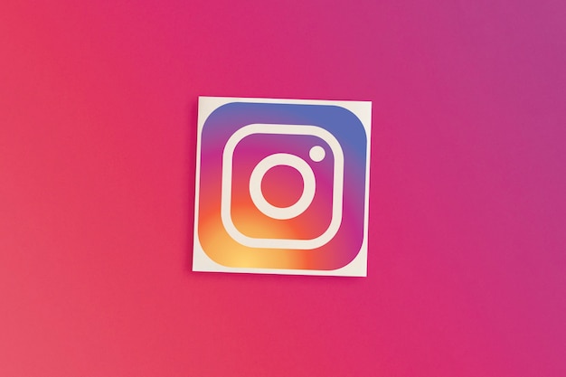 Фото Логотип instagram на розовом фоне