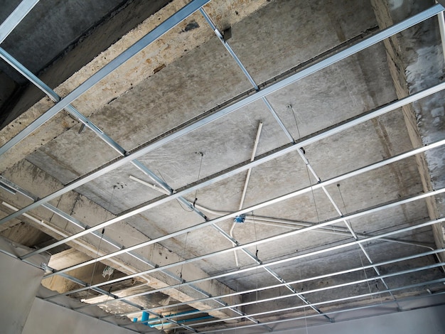 建設中の家に石膏ボード天井用の金属フレームを設置する