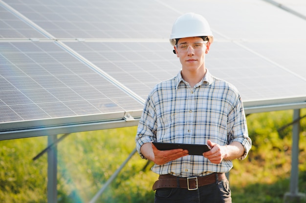 Installatie en bedrading van een stand-alone fotovoltaïsch zonnepaneelsysteem