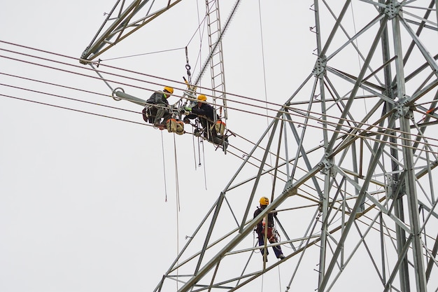 Installatie en montage van hoogbouw elektriciteitsmasten