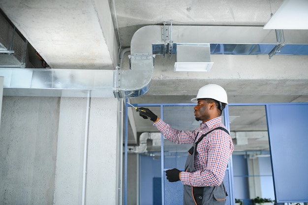 installatie en reparatie van ventilatiesystemen HVAC-technicus op het werk