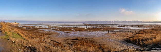 Installatie op een zout drogend meer Kuyalnik bij Odessa, Oekraïne, op een koude winterochtend cold