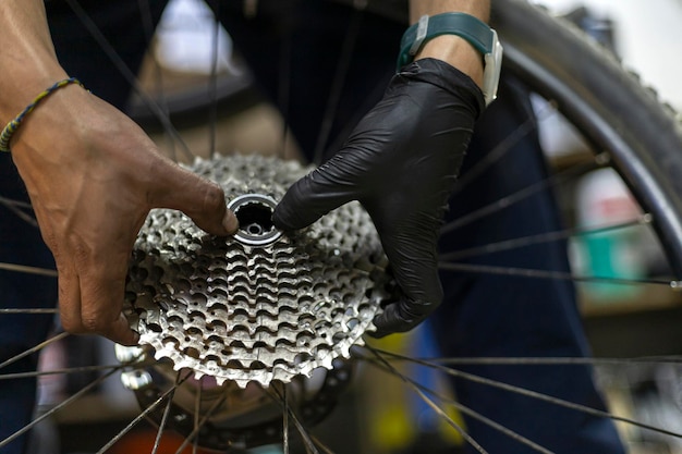 Installatie van cassette na onderhoud van de transmissie van de fiets