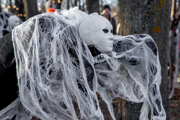 Installatie van een eng monster in het park op Halloween-dag