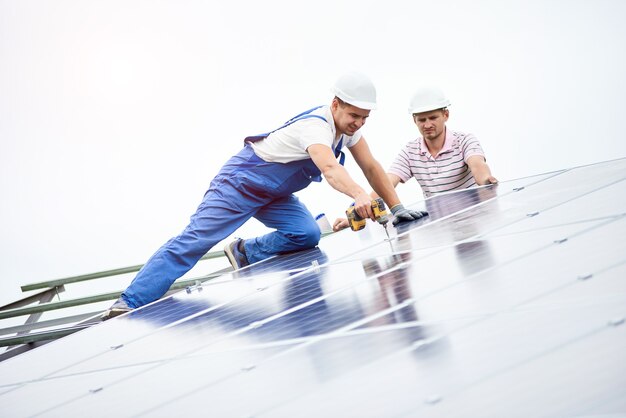 Installatie van een stand-alone fotovoltaïsch paneelsysteem op zonne-energie