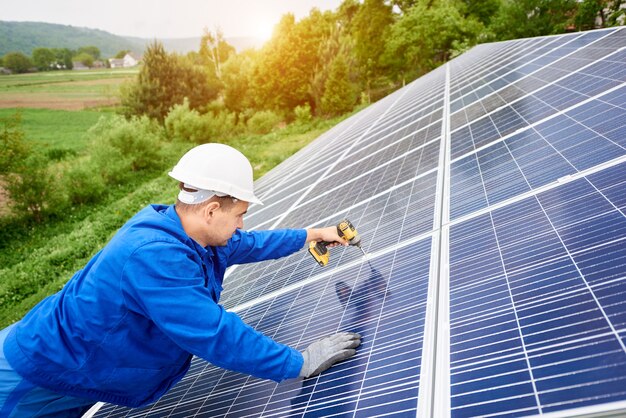 Installatie van een stand-alone fotovoltaïsch zonnepaneelsysteem