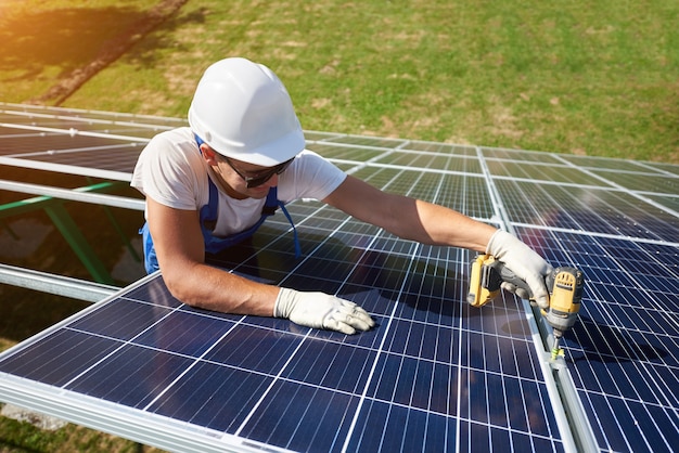 Installatie van een stand-alone fotovoltaïsch zonnepaneelsysteem