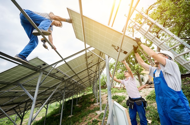 Installatie van een stand-alone fotovoltaïsch zonnepaneelsysteem