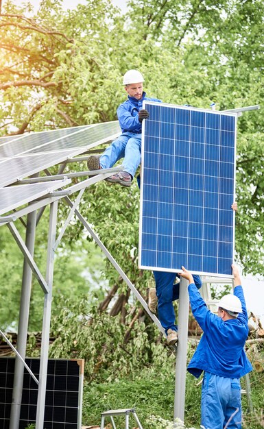 Installatie van een stand-alone fotovoltaïsch zonnepaneelsysteem