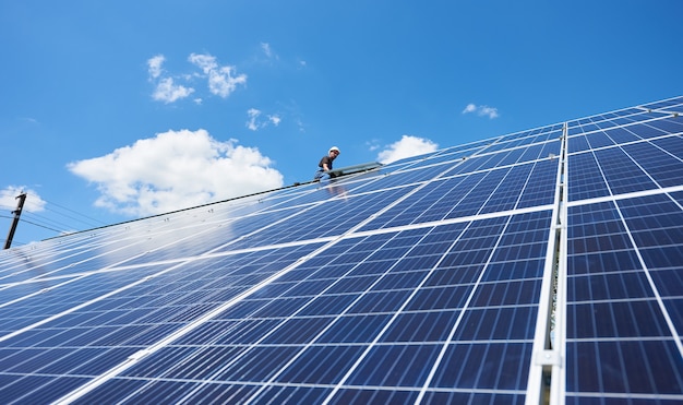 Installatie van een stand-alone fotovoltaïsch zonnepaneelsysteem