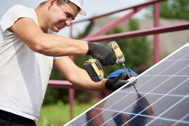 Installatie van een stand-alone fotovoltaïsch zonnepaneelsysteem