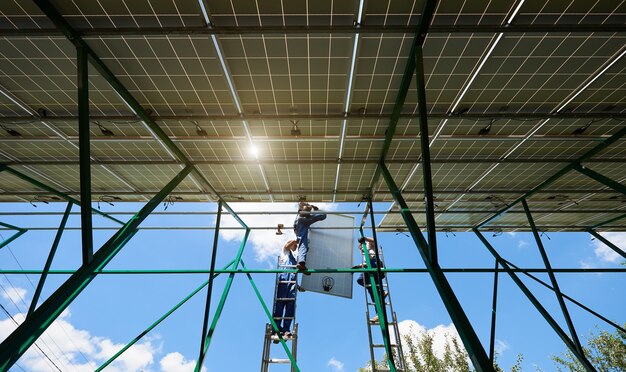 Installatie van een stand-alone fotovoltaïsch zonnepaneelsysteem