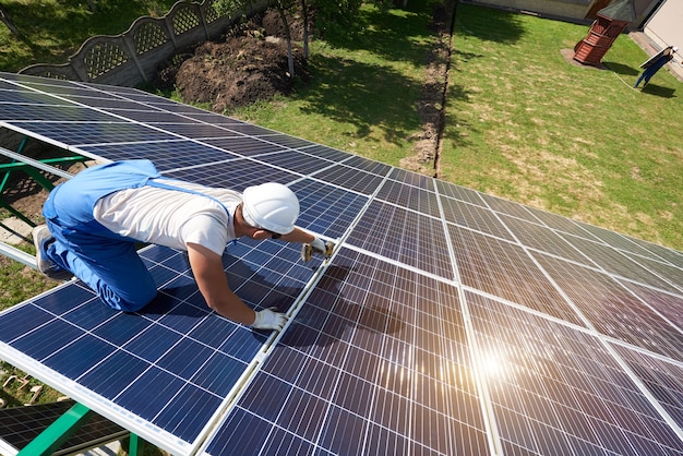 Installatie van een stand-alone fotovoltaïsch zonnepaneelsysteem