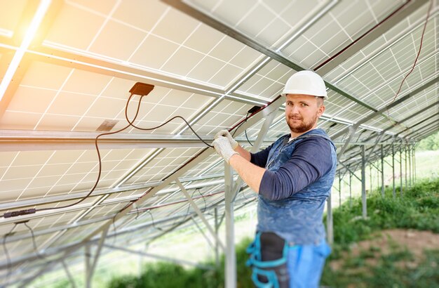 Installatie van een stand-alone fotovoltaïsch zonnepaneelsysteem