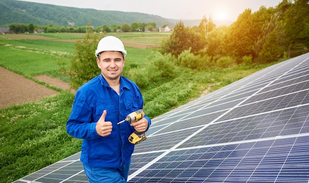 Installatie van een stand-alone fotovoltaïsch zonnepaneelsysteem