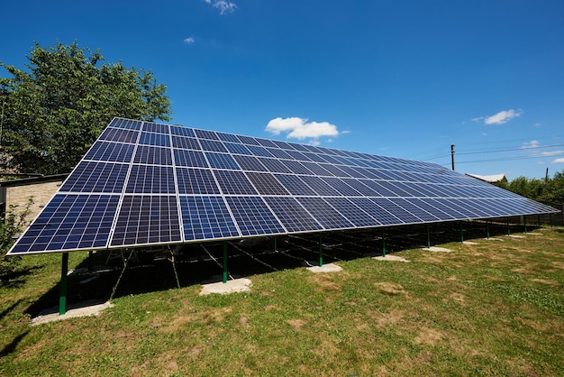 Installatie van een stand-alone fotovoltaïsch zonnepaneelsysteem