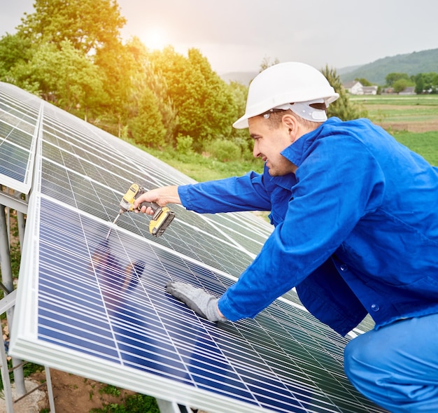 Installatie van een zelfstandig fotovoltaïsch zonnepaneelsysteem