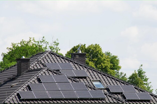 Installatie van een zonnecel op een dak