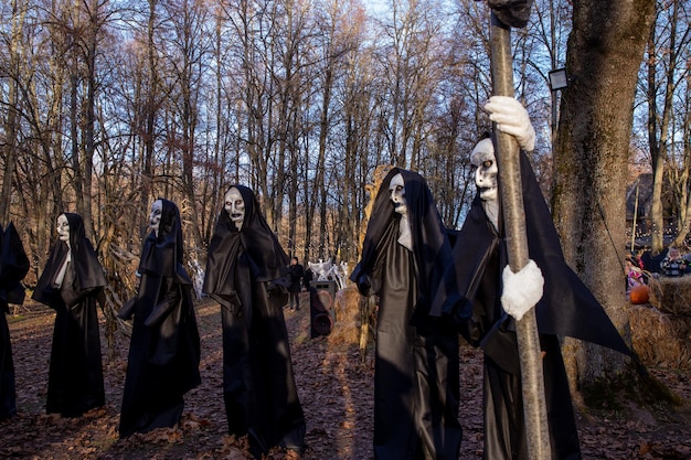 installatie van figuren van demonennonnen op Halloween-dag in het park