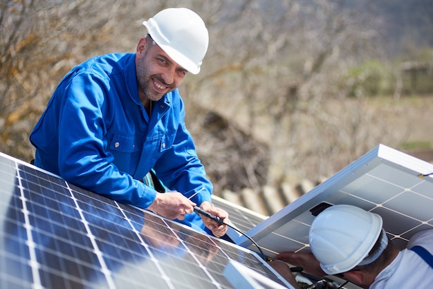 Installatie van fotovoltaïsch zonnepaneelsysteem op dak van huis