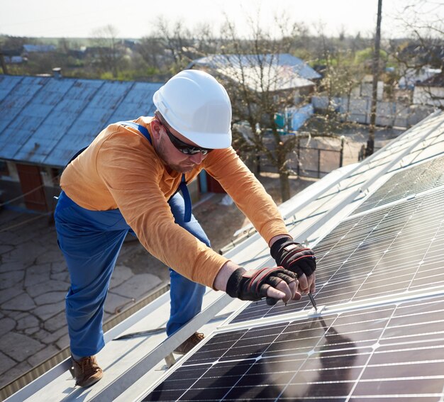 Installatie van fotovoltaïsch zonnepaneelsysteem op dak van huis