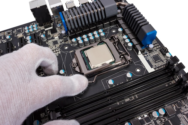 Installatie van moderne processor in CPU-socket op het moederbord