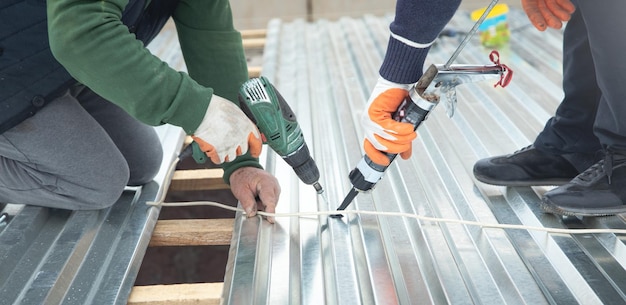 Installatie van platen van metalen dakpannen