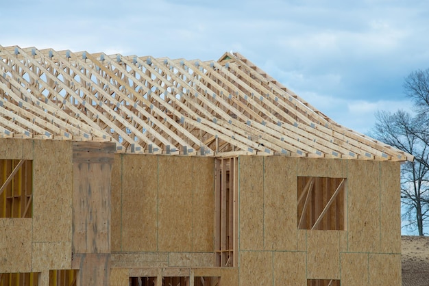 Installatie van spanten van een multiplex woningbouw houten muurstijlen