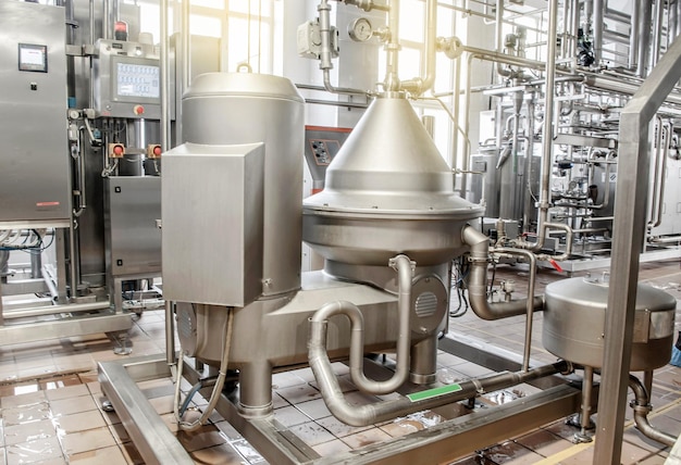 Installatie voor pasteurisatie van melk bij een zuivelfabriek Schitterende roestvrijstalen buizen