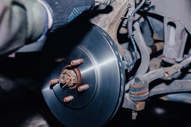 Foto installazione di un nuovo disco freno nell'auto