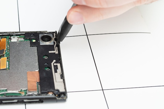 Installation of original spare parts on a mobile phone wizard
detaches smartphone parts