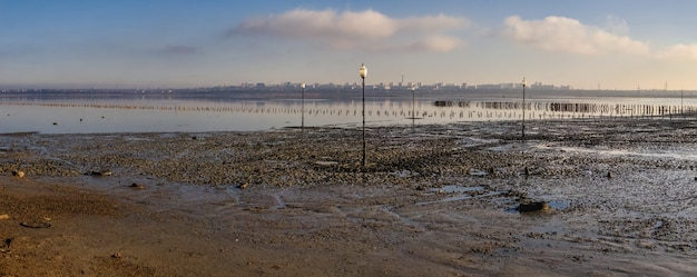 寒い冬の朝、ウクライナのオデッサ近くの塩辛い乾燥湖クヤルニクへの設置