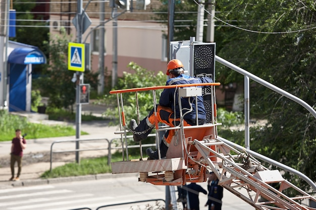 Установка светофора на лифте днем в городе Сызрань Россия.