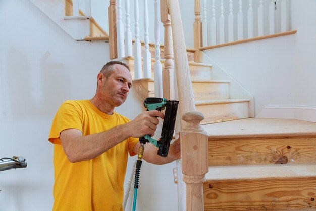 Foto installazione guidata per ringhiera in legno per scale