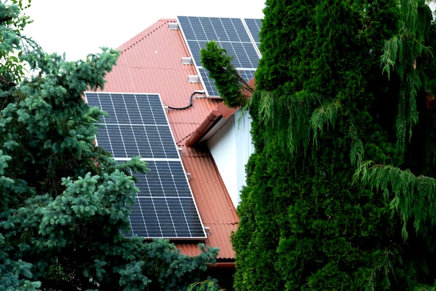屋根に太陽電池を設置する