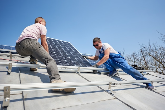 집 지붕에 태양 광 패널 시스템 설치