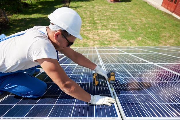 Installazione di un sistema di pannelli solari fotovoltaici stand-alone