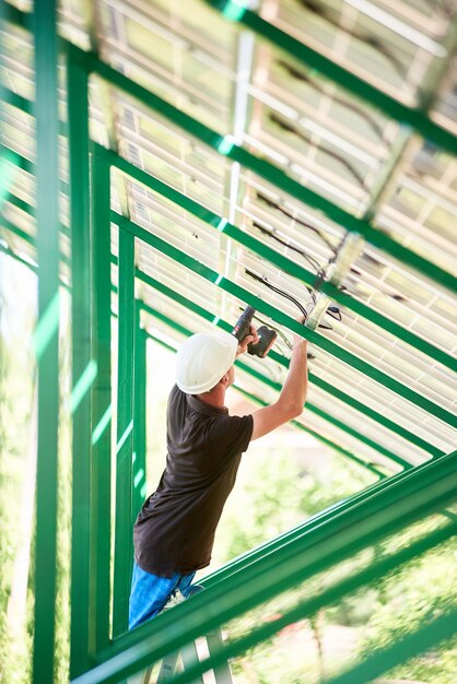 Installazione di un sistema di pannelli solari fotovoltaici stand-alone