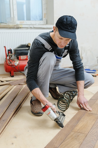 Photo installing a wooden floor.