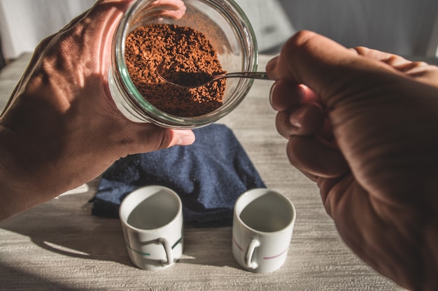 インスタントコーヒー顆粒は、茶色の茶色の上に散った。