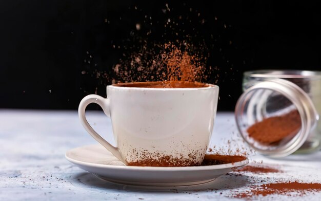 instant koffie vergoten op de schotel en tafel