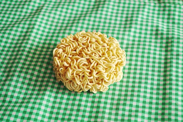 Foto instant noedels en rode chilipeper, japanse ramen, pasta koken eten en drinken