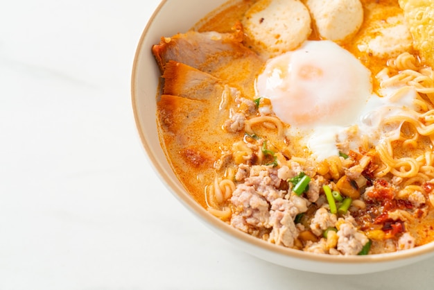 instant noedels met varkensvlees en gehaktballen in pittige soep of Tom Yum Noodles in Aziatische stijl