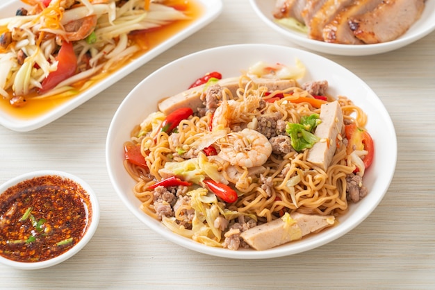 Instant noedels pittige salade op bord in Aziatische stijl - Thais eten stijl