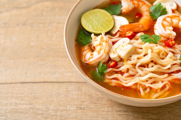 instant noedels ramen in pittige soep met garnalen (Tom Yum Kung) - Asian food style