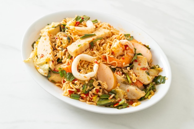 Instant noodle pikante salade met gemengd vlees