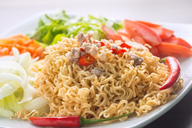 Instant noodle spicy salad-voedsel van thailand.