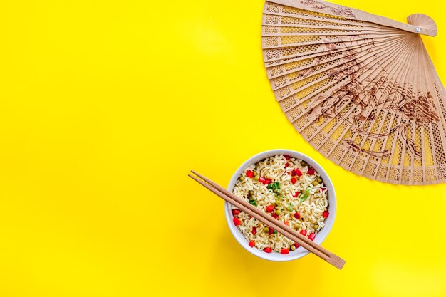 Instant noodle with pepper, peas, chopsticks