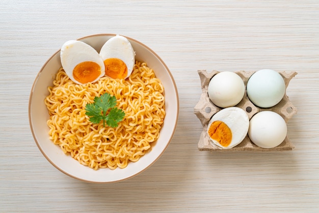 Photo instant noodles bowl with salt egg